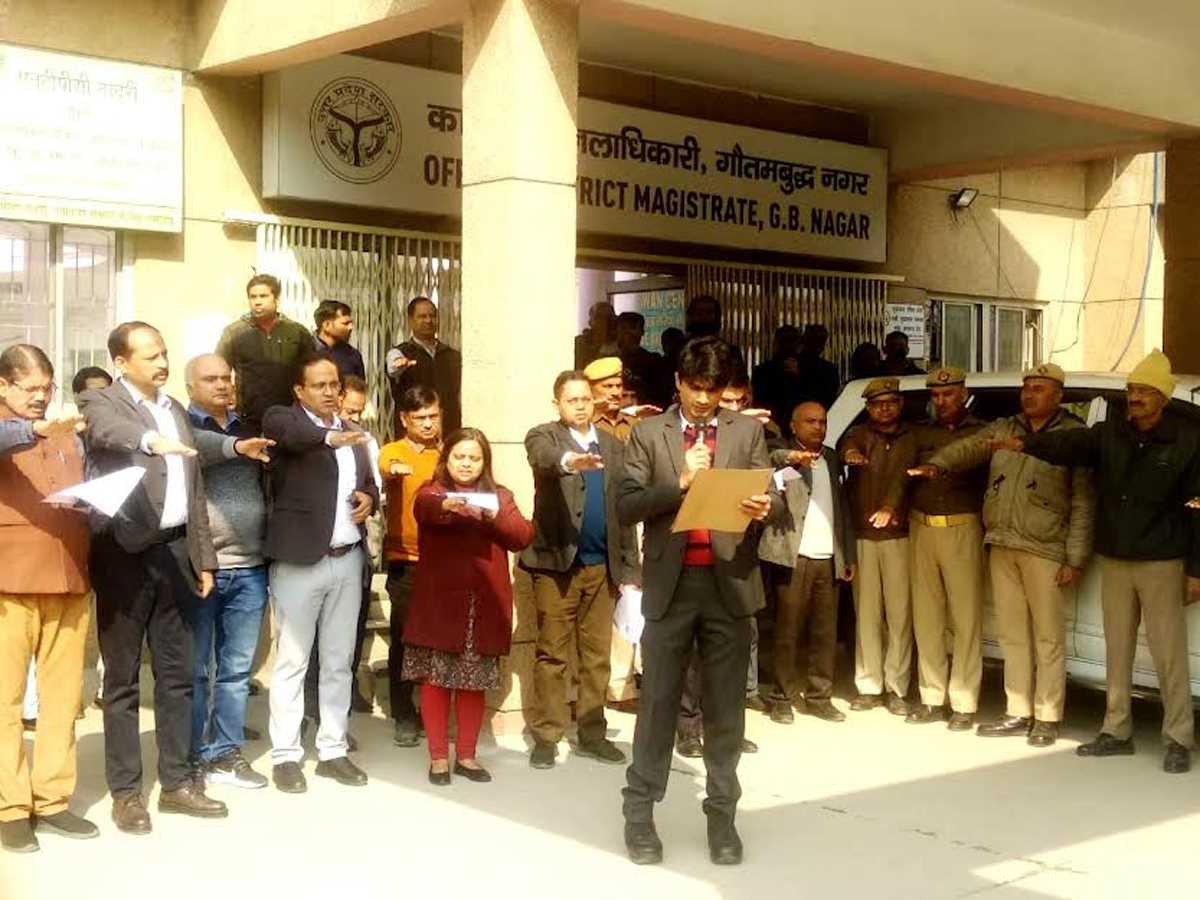 नेताजी सुभाष चंद्र बोस की जयंती पर जिला मुख्यालय पर जिलाधिकारी ने दिलायी शपथ